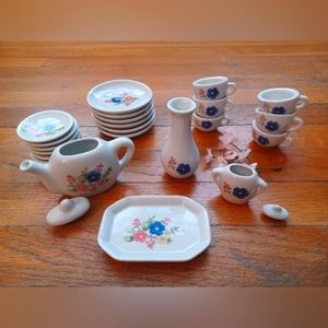 CHILD'S PORCELAIN TEA SET
